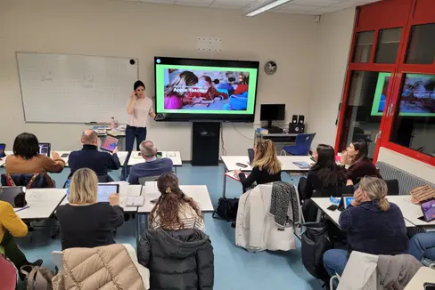 Si è tenuto nei giorni scorsi all'Istituto comprensivo Bolzano IV a Oltrisarco un corso di didattica attiva digitale con l’esperta in tecnologie e metodologie innovative Alice Longhini (Foto: ASP/Istituto comprensivo Bolzano IV)