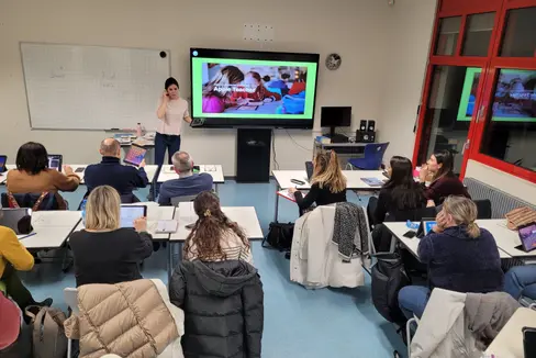 Si è tenuto nei giorni scorsi all'Istituto comprensivo Bolzano IV a Oltrisarco un corso di didattica attiva digitale con l’esperta in tecnologie e metodologie innovative Alice Longhini (Foto: ASP/Istituto comprensivo Bolzano IV)