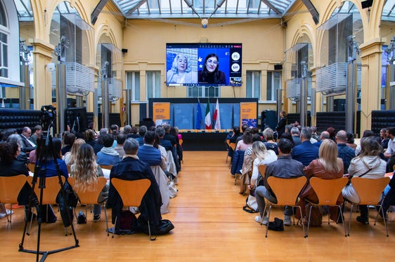 Relatrici dell'evento Drop out is out, in collegamento video da Bruxelles, Adelina Dos Reis (a sinistra) rappresentante della Commissione europea e Ilaria Bergami referente Fse per la Provincia autonoma di Bolzano (Foto: ASP/Greta Stuefer)