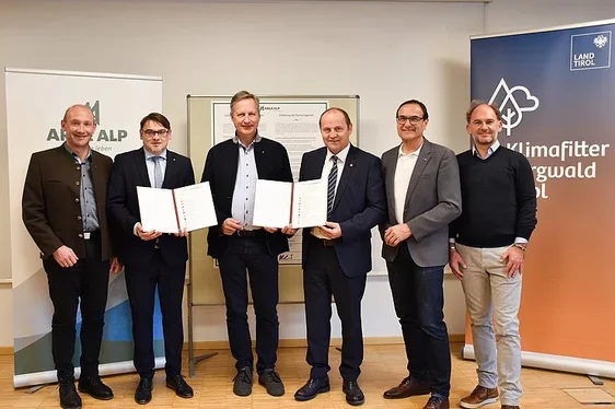 Sie freuten sich über den Erfolg des Arge-Alp-Projektes (von links): Christian Annewanter, Simon Lochmann, Landesforstdirektor Josef Fuchs, Landeshauptmann-Stellvertreter Josef Geisler, Kurt Ziegner und Geog Mahnke. (Foto: Land Tirol/Jansenberger)