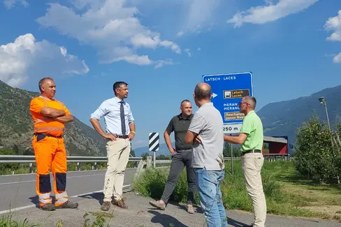 Der Landesrat für Mobilität und Infrastruktur, Daniel Alfreider (zweiter von links im Bild), betonte vor Ort zusammen mit den zuständigen Technikern: „Wir wollen stabile und sichere Brücken in Südtirol, und aus diesem Grund wird die etwa 100 Jahre alte Brücke über die Plima in Latsch neu gebaut und mit einem Fußgänger- und Radweg ausgestattet.“ (Foto: LPA/Ressort für Mobilität und Infrastrukturen)