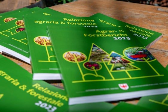 Ogni anno la Relazione agraria e forestale viene pubblicata in entrambe le lingue della provincia; il rapporto per il 2023 è di ben 200 pagine (Foto: ASP/Greta Stuefer)