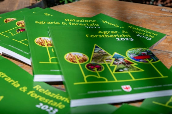 Ogni anno la Relazione agraria e forestale viene pubblicata in entrambe le lingue della provincia; il rapporto per il 2023 è di ben 200 pagine (Foto: ASP/Greta Stuefer)