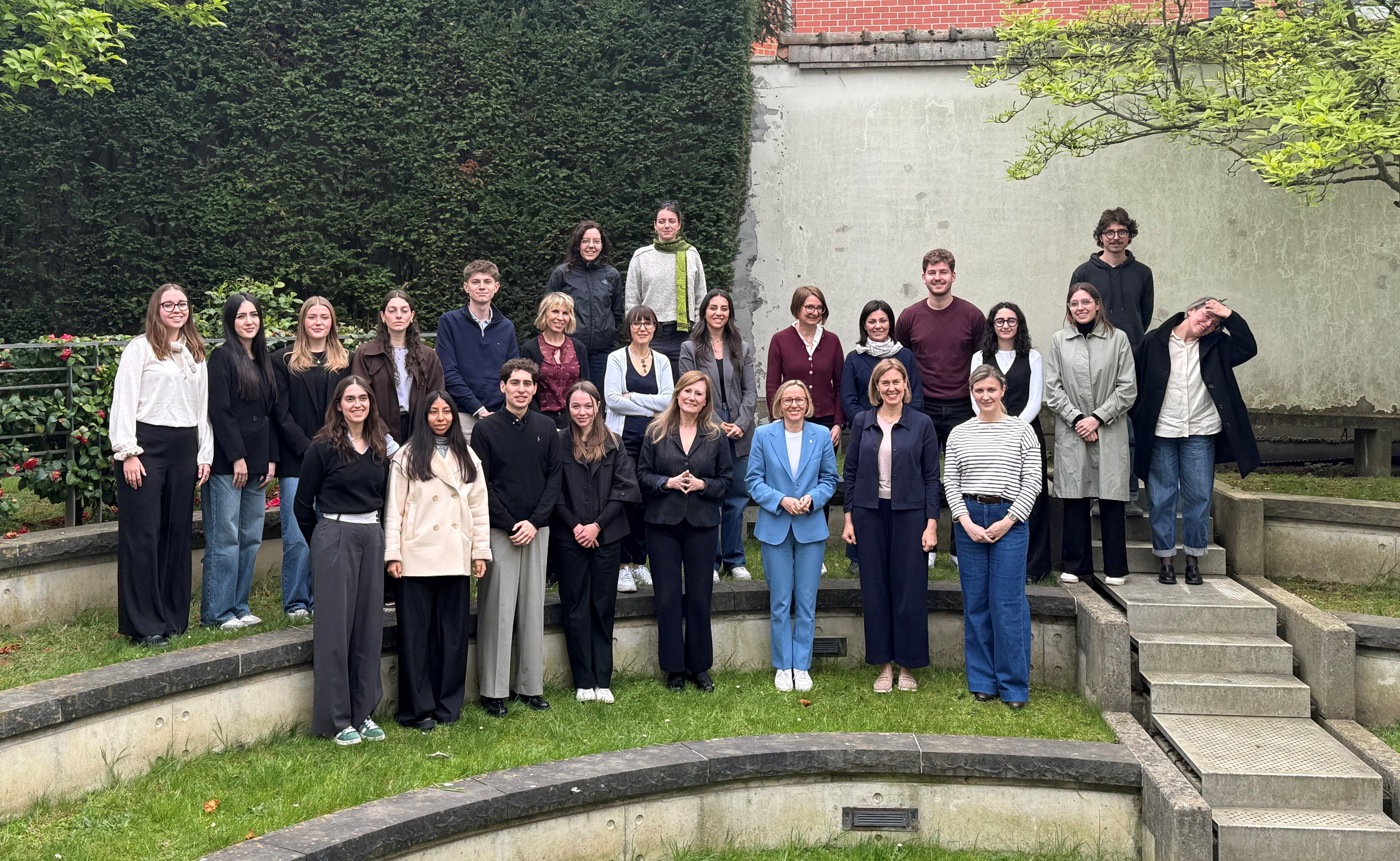 Europalandesrätin Magdalena Amhof (vordere Reihe, 6. von links) und Abteilungsdirektorin Martha Gärber (7. von links) mit den Studentinnen und Studenten sowie Vertreterinnen von Europe Direct Südtirol und der Freien Universität Bozen in Brüssel. (Foto: LPA/Europe Direct)