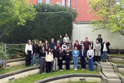 Europalandesrätin Magdalena Amhof (vordere Reihe, 6. von links) und Abteilungsdirektorin Martha Gärber (7. von links) mit den Studentinnen und Studenten sowie Vertreterinnen von Europe Direct Südtirol und der Freien Universität Bozen in Brüssel. (Foto: LPA/Europe Direct)