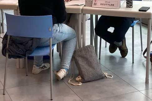 Bei der Simulation des mündlichen Teils der Zweisprachigkeitsprüfung bekommen die Teilnehmenden sofort ein individuelles Feedback der Kommission zu den Stärken und Schwächen ihrer Sprachkenntnisse. (Foto: LPA/Dienststelle für die Zwei- und Dreisprachigkeitsprüfungen)