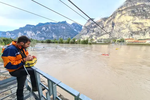 I livelli dei corsi d'acqua in un colpo d'occhio: il personale dell'Ufficio provinciale Idrologia e dighe dell'Agenzia per la Protezione civile monitora i livelli dei corsi d'acqua, qui sull'Adige a Salorno. (Foto/ASP/Ufficio provinciale Idrologia e dighe)
