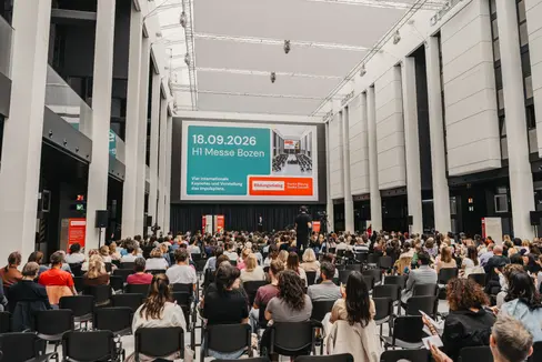 Rund 600 Menschen nahmen an der Bildungsdialog-Veranstaltung in der Messe Bozen teil; zudem konnte man sich
über Livestream zuschalten. (Foto: LPA/Andreas Senoner)
