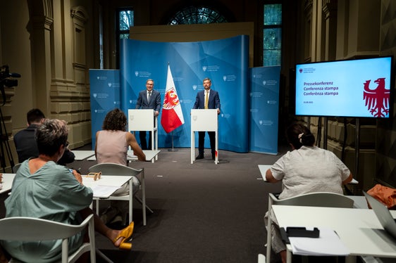 “Con gli interventi di riqualificazione in Val Pusteria e le modernizzazioni sulle altre linee ferroviarie aumentiamo la sicurezza, miglioriamo l’accessibilità e creiamo standard moderni per il futuro”, ha sottolineato l’assessore provinciale alle Infrastrutture Daniel Alfreider, il quale ha presentato il provvedimento in una conferenza stampa assieme al presidente della Provincia Arno Kompatscher al termine della seduta di Giunta. (Foto: USP/Fabio Brucculeri)