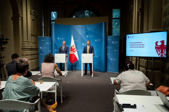 Die Bahnhöfe entlang der Strecke Franzensfeste – Innichen werden in den kommenden Monaten umfassend modernisiert. Landeshauptmann Arno Kompatscher (links) und Landesrat Daniel Alfreider stellten die Details in der Pressekonferenz nach der Sitzung der Landesregierung vor. (Foto: LPA/Fabio Brucculeri)