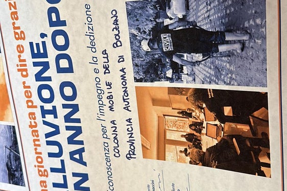 Eine von Starkregen, Hochwasser und Erdrutschen heimgesuchte Region dankt ein Jahr nach dem Ereignis den Einsatzkräften. (Foto: LPA)