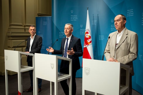 Kontinuierliche Verbesserung der Luftqualtität (v.l.): Georg Pichler, Direktor des Landesamtes für Luft und Lärm, Landesrat Peter Brunner und Luca Verdi, Direktor des Labors für Luftanalysen und Strahlenschutz. (Foto: LPA/Fabio Brucculeri)