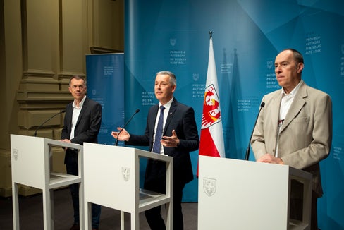 Kontinuierliche Verbesserung der Luftqualtität (v.l.): Georg Pichler, Direktor des Landesamtes für Luft und Lärm, Landesrat Peter Brunner und Luca Verdi, Direktor des Labors für Luftanalysen und Strahlenschutz. (Foto: LPA/Fabio Brucculeri)