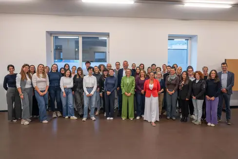 42 neue Mitarbeitende der Landesverwaltung beginnen ihre Grundausbildung: Gruppenbild mit Landesrätin Magdalena Amhof (in der Mitte im grünen Anzug), Generaldirektor Alexander Steiner (hinter Amhof), Amtsdirektor Günter Sölva (erster von rechts) und Ausbildungsleiterin Renate Kerschbaumer (zweite von rechts). (Foto: LPA/Greta Stuefer)