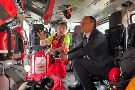 Il vicepresidente della Provincia, Giuliano Vettorato, osserva le caratteristiche dell'elicottero di soccorso. La sede di Dobbiaco continua a garantire una rapida assistenza medica alla popolazione, fino al rientro a Bressanone. (Foto: ASP/G.News)