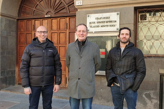 LR Bessone (Mi.) mit Ressortdirektor Davide Gemmellaro (r.) und Amtsdirektor Luca Carmignola vor den Bozner Konservatorium: Auf Wunsch des Auftraggebers wurde beschlossen, das ursprüngliche Projekt zu überarbeiten und die dringendsten Sanierungsarbeiten durchzuführen. (Foto: LPA/Igor Cocca)