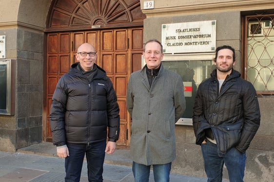 LR Bessone (Mi.) mit Ressortdirektor Davide Gemmellaro (r.) und Amtsdirektor Luca Carmignola vor den Bozner Konservatorium: Auf Wunsch des Auftraggebers wurde beschlossen, das ursprüngliche Projekt zu überarbeiten und die dringendsten Sanierungsarbeiten durchzuführen. (Foto: LPA/Igor Cocca)