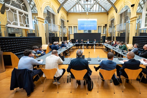 I rappresentanti del Comitato di coordinamento prezzi hanno parlato con il presidente della Provincia Arno Kompatscher e con gli assessori Daniel Alfreider e Christian Bianchi in merito al prezzario provinciale. (Foto: USP/Fabio Brucculeri)