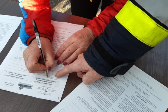 Auch die unangemeldete Impfung war möglich: Einige zu Impfende kamen spontan und füllten die Formulare direkt vor Ort aus. (Foto: LPA/Guido Steinegger)