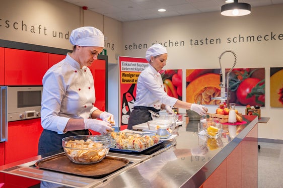 Julia Dariz und Martina Gögele zeigten in Form eines Scheiterhaufens wie einfach die Resteverwertung sein kann. (Foto: LPA/Greta Stuefer)