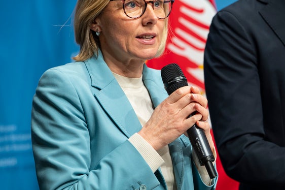 “Puntiamo su un aumento salariale consistente, ma anche equamente distribuito, che renda la professione di insegnante complessivamente più attraente”, ha spiegato l'assessora provinciale al Personale Magdalena Amhof. (Foto: USP/Fabio Brucculeri)