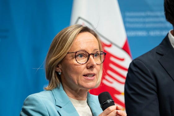 “Puntiamo su un aumento salariale consistente, ma anche equamente distribuito, che renda la professione di insegnante complessivamente più attraente”, ha spiegato l'assessora provinciale al Personale Magdalena Amhof. (Foto: USP/Fabio Brucculeri)