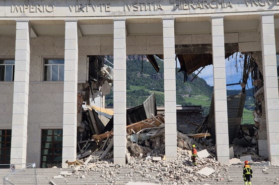 Die Techniker und die Berufsfeuerwehr der Landesagentur für Bevölkerungsschutz arbeiten ununterbrochen daran, die Sicherheit im Bereich um das teilweise eingestürzte Gerichtsgebäude in Bozen zu gewährleisten. (Foto: LPA/Agentur für Bevölkerungsschutz)