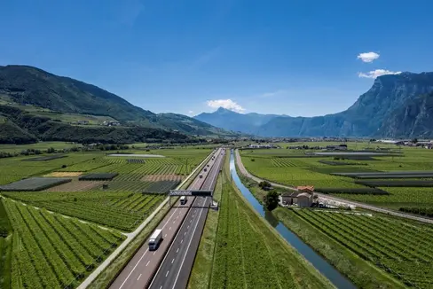 In futuro, la società che gestirà l’A22 Brennero-Modena potrà accantonare parte dei suoi proventi in un fondo per migliorare la viabilità sull’autostrada e le strade limitrofe. L’uso di questo fondo sarà gestito non dal Governo, ma dalla stessa società e regolato da accordi con le due province autonome di Bolzano e Trento che saranno responsabili dei lavori. (Foto: A22)