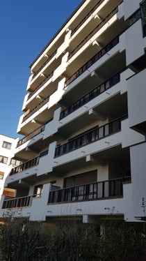 In Meran konnte dieses Gebäude im Zuge des Programms Sicuro verde e sociale: Sanierung des öffentlichen Wohnbaus einer Erneuerung unterzogen werden. (Foto: LPA/Amt für Wohnbauprogrammierung)