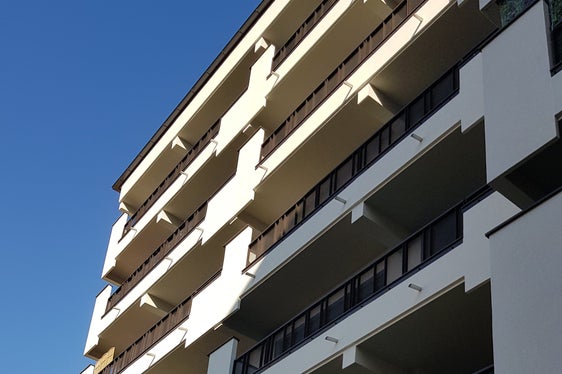 In Meran konnte dieses Gebäude im Zuge des Programms Sicuro verde e sociale: Sanierung des öffentlichen Wohnbaus einer Erneuerung unterzogen werden. (Foto: LPA/Amt für Wohnbauprogrammierung)