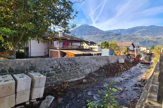 Die Wildbachverbauung hat die Bauarbeiten im Aschlerbach in Gargazon im Herbst vergangenen Jahres aufgenommen. (Foto: LPA/Landesamt für Wildbach- und Lawinenverbauung Süd in der Agentur für Bevölkerungsschutz)
