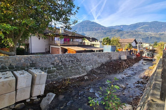 Die Wildbachverbauung hat die Bauarbeiten im Aschlerbach in Gargazon im Herbst vergangenen Jahres aufgenommen. (Foto: LPA/Landesamt für Wildbach- und Lawinenverbauung Süd in der Agentur für Bevölkerungsschutz)