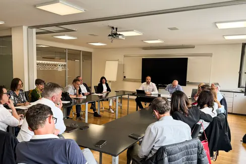 Nel corso di un incontro tra l'assessore provinciale Philipp Achammer e i rappresentanti dei sindacati della scuola, della Direzione Istruzione e Formazione tedesca, della Ripartizione Personale e dell'Agenzia provinciale per le relazioni sindacali, sono stati discussi ulteriori miglioramenti al contratto di comparto degli insegnanti. (Foto: USP/Clara Masiero)