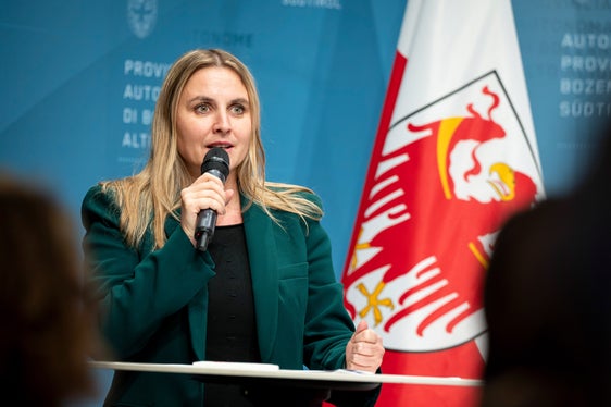 Ulrike Oberhammer ha ricordato al pubblico che il premio ha lo scopo di evidenziare gli esempi positivi. Il prossimo anno, il premio verrà intitolato a Lidia Menapace (Foto: USP/Fabio Brucculeri)