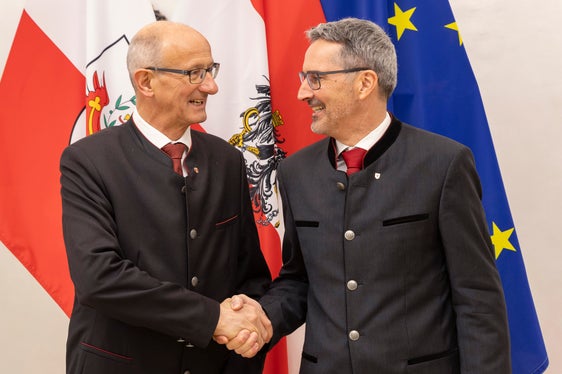 I presidenti Mattle (a sinistra) e Kompatscher aderiscono congiuntamente alla proposta della dichiarazione di Kufstein. (Foto: Land Tirol/Die Fotografen)