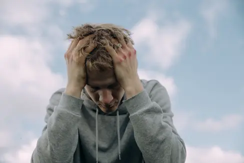 In occasione della Giornata mondiale per la prevenzione del suicidio, che si celebra il 10 settembre, si invita a prendere sul serio i segnali di allarme e a non lasciare sole le persone in crisi psicologica. Proprio nelle crisi psicologiche, il dialogo può essere di aiuto e dimostrare che nessuno è solo. (Foto: USP/Pexels. La foto può essere utilizzata solo in relazione al presente comunicato stampa.)