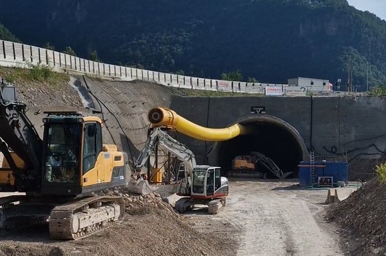 Finora sono stati completati 200 dei 640 metri di tracciato della calotta della galleria naturale, cioè la metà superiore della sezione di scavo, e 60 metri della metà inferiore, spiega il capocantiere Lukas Mair (Foto: USP/Angelika Schrott)