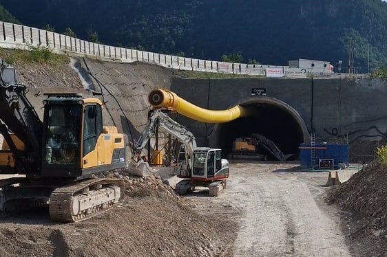 Finora sono stati completati 200 dei 640 metri di tracciato della calotta della galleria naturale, cioè la metà superiore della sezione di scavo, e 60 metri della metà inferiore, spiega il capocantiere Lukas Mair (Foto: USP/Angelika Schrott)