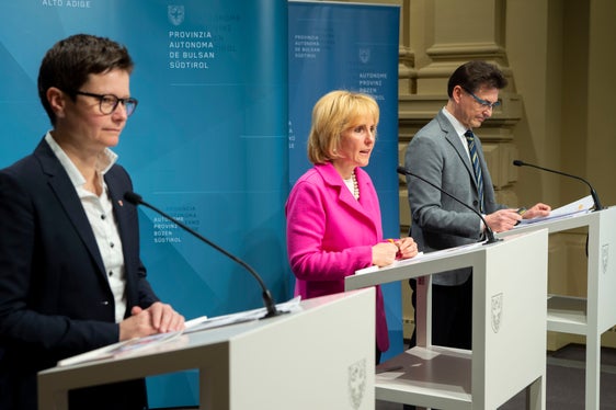 Presentati dati e cifre sugli assegni familiari per il 2022: da sinistra Carmen Plaseller, l'assessora provinciale Waltraud Deeg ed Eugenio Bizzotto. (Foto: ASP/Fabio Brucculeri)