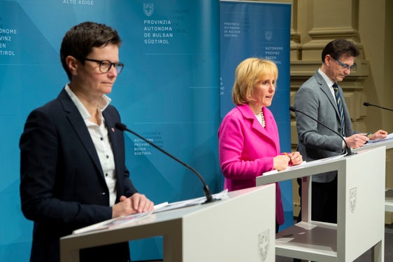Stellten Daten und Zahlen zu den Familienleistungen 2022 vor: (v.l.) Carmen Plaseller, Landesrätin Waltraud Deeg und Eugenio Bizzotto. (Foto: LPA/Fabio Brucculeri)