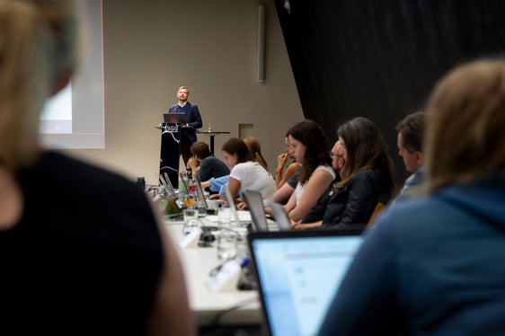 Landesrat Daniel Alfreider (am Podium) begrüßte die Experten aus Nah und Fern; er unterstrich die Wichtigkeit validierter Daten für die Mobilitätsplanung. (Foto: LPA/Fabio Brucculeri)