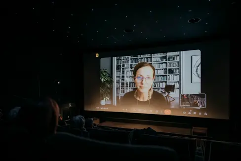 La sala del cinema durante la proiezione di “Soy Nevenka” di Icíar Bollaín, con collegamento da remoto con Nevenka Fernández, protagonista reale della vicenda. (Foto: Daniele Fiorentino. La foto può essere utilizzata solamente nel contesto di questo comunicato stampa)
