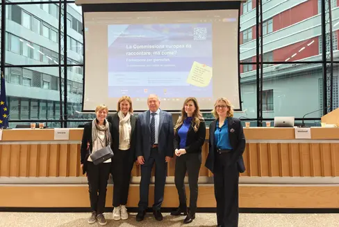 Sie referierten bei der Fortbildung in Trient (im Bild von links): Nicoletta Clauser von der Autonomen Provinz Trient, Martha Gärber, die Direktorin der Abteilung Europa des Landes Südtirol, Francesco Pancheri, der Verantwortliche der Autonomen Provinz Trient, Uni-Professorin Stefania Baroncelli und die Referentin der EU-Kommission in Italien, Stefania Nardelli. (Foto: LPA)