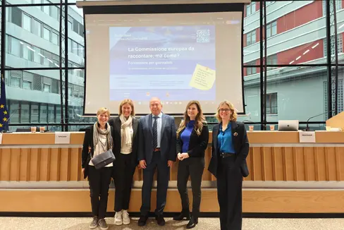 Hanno tenuto una relazione durante il corso di formazione a Trento (nella foto da sinistra): Nicoletta Clauser, dirigente della Provincia autonoma di Trento, Martha Gärber, direttrice della Ripartizione Europa della Provincia autonoma di Bolzano, Francesco Pancheri, dirigente della Provincia autonoma di Trento, la docente dell'Università di Bolzano Stefania Baroncelli e la press and communication officer della Rappresentanza in Italia della Commissione europea, Stefania Nardelli. (Foto: USP)