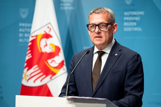 Das Infrastrukturprojekt für die Dreizinnenhütte bringe mehr Sicherheit und besseren Umweltschutz in eines der bekanntesten Gebiete der Dolomiten, sagt Landesrat Christian Bianchi. Dank des geplanten gebündelten Eingriffs würde die Auswirkung auf die Landschaft auf ein Minimum verringert, erklärt Bianchi. (Foto: LPA/Fabio Brucculeri)