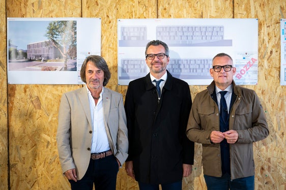 L'assessore Messner, il sindaco di Laives, Giovanni Seppi e l'assessore Bianchi (da sinistra) hanno fatto il punto della situazione in merito ai lavori in corso per la costruzione della Casa della Comunità di Laives. (Foto: USP/Fabio Brucculeri)