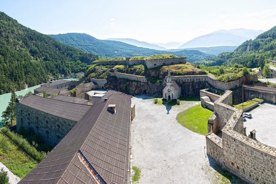 Presso il Forte di Fortezza, sede di esposizioni, in base al programma della manutenzione edilizia 2022 saranno avviati gli interventi per il rifacimento dei sistemi anticaduta. (Foto: Georg Hofer)