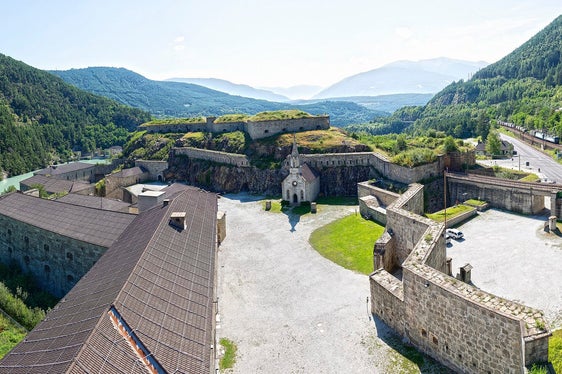 Presso il Forte di Fortezza, sede di esposizioni, in base al programma della manutenzione edilizia 2022 saranno avviati gli interventi per il rifacimento dei sistemi anticaduta. (Foto: Georg Hofer)