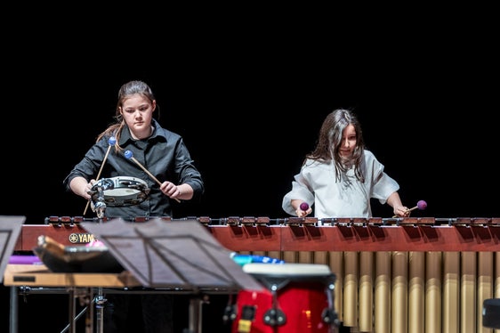 Le Groove Sisters (da sinistra) Sonja Pedrotti e Alyssa Sanin della Scuola di musica Bassa Atesina sono concentrate al massimo durante la gara al Festspielhaus Erl, dove hanno partecipato con successo nella categoria musica da camera per percussioni. (Foto: USP/Land Tirol/Kary Sophie)