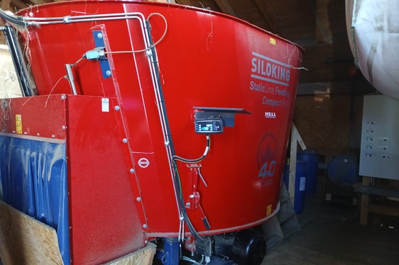 Fütterungssysteme (eines davon im Bild) gehören nun nach dem Beschluss der Landesregierung zu den förderfähigen Maschinen. (Foto: LPA/Landesamt für Landmaschinen und biologische Produktion)